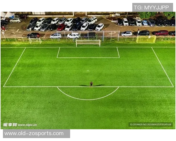 足球场上的艺术之美:捕捉绿茵场景的独特瞬间与情感表达 足球场上的艺术之美:捕捉绿茵场景的独特瞬间与情感表达