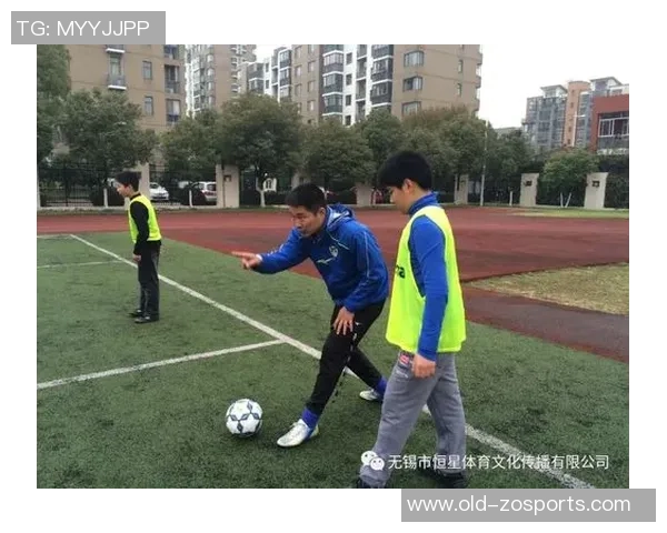 英格兰快乐足球鞋带你体验无与伦比的舒适与灵动感受 英格兰快乐足球鞋带你体验无与伦比的舒适与灵动感受